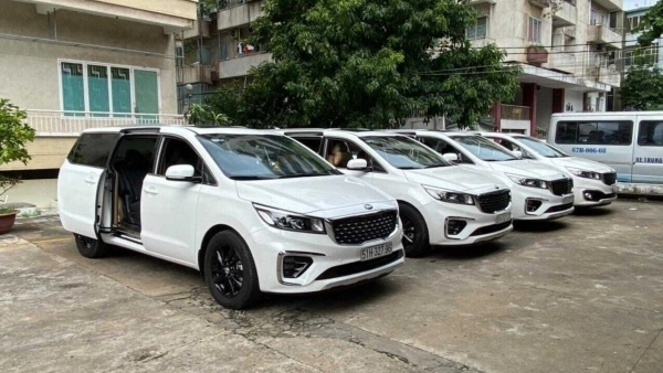 Vì sao nên chọn dịch vụ xe 4 chỗ đưa đón tận nơi thay vì gọi taxi truyền thống?